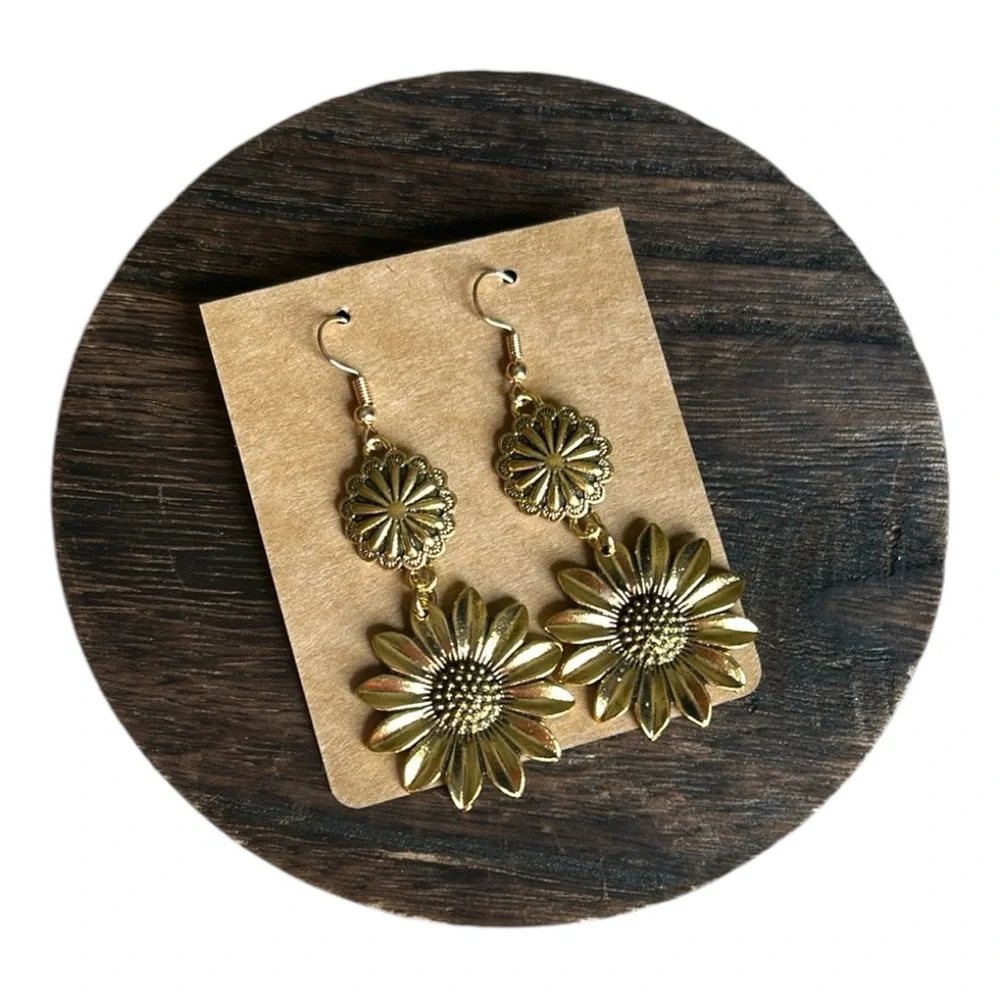 Vintage Sunflower Design Dangle Pierced
Earrings Gold Tone Zinc Alloy NWOT - Picture 3 of 10